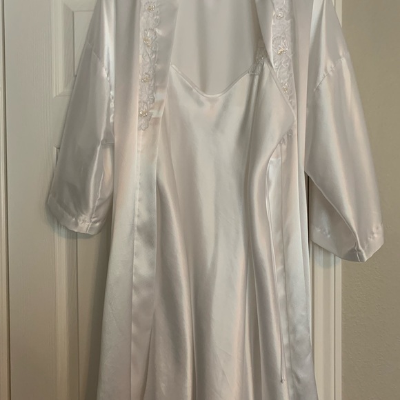Short white gown and belted robe. Size M. Gown straps are beaded appliqué. - Picture 5 of 7